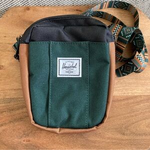 NWT Herschel Cruz Crossbody Bag Green Scarab Saddle